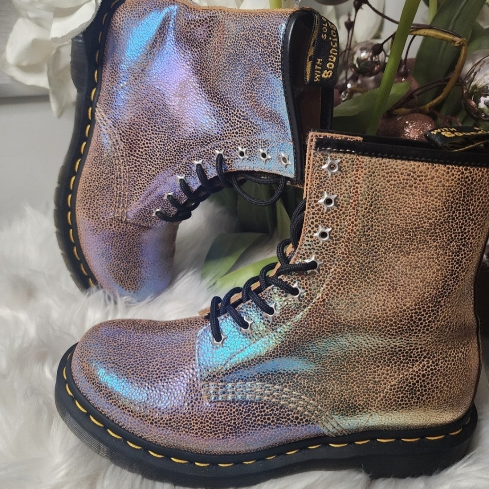 Dr. Martens 1460 Rainbow Ray Sand Rainbow Ray Women's shoes Size6 new - Picture 2 of 10